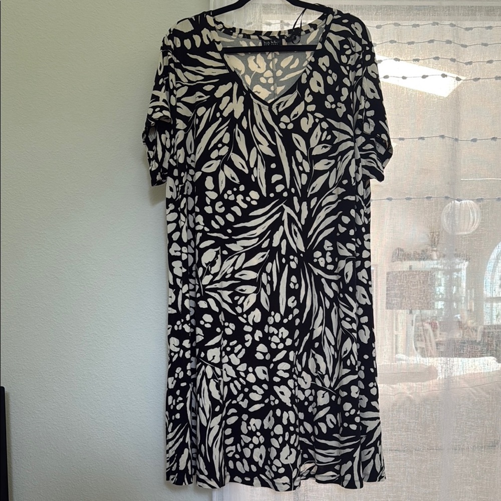 Nicole Miller Monochrome Leaf Print Top